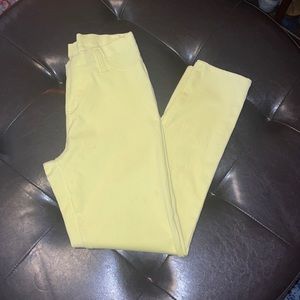 Yellow jeggings with back pockets.